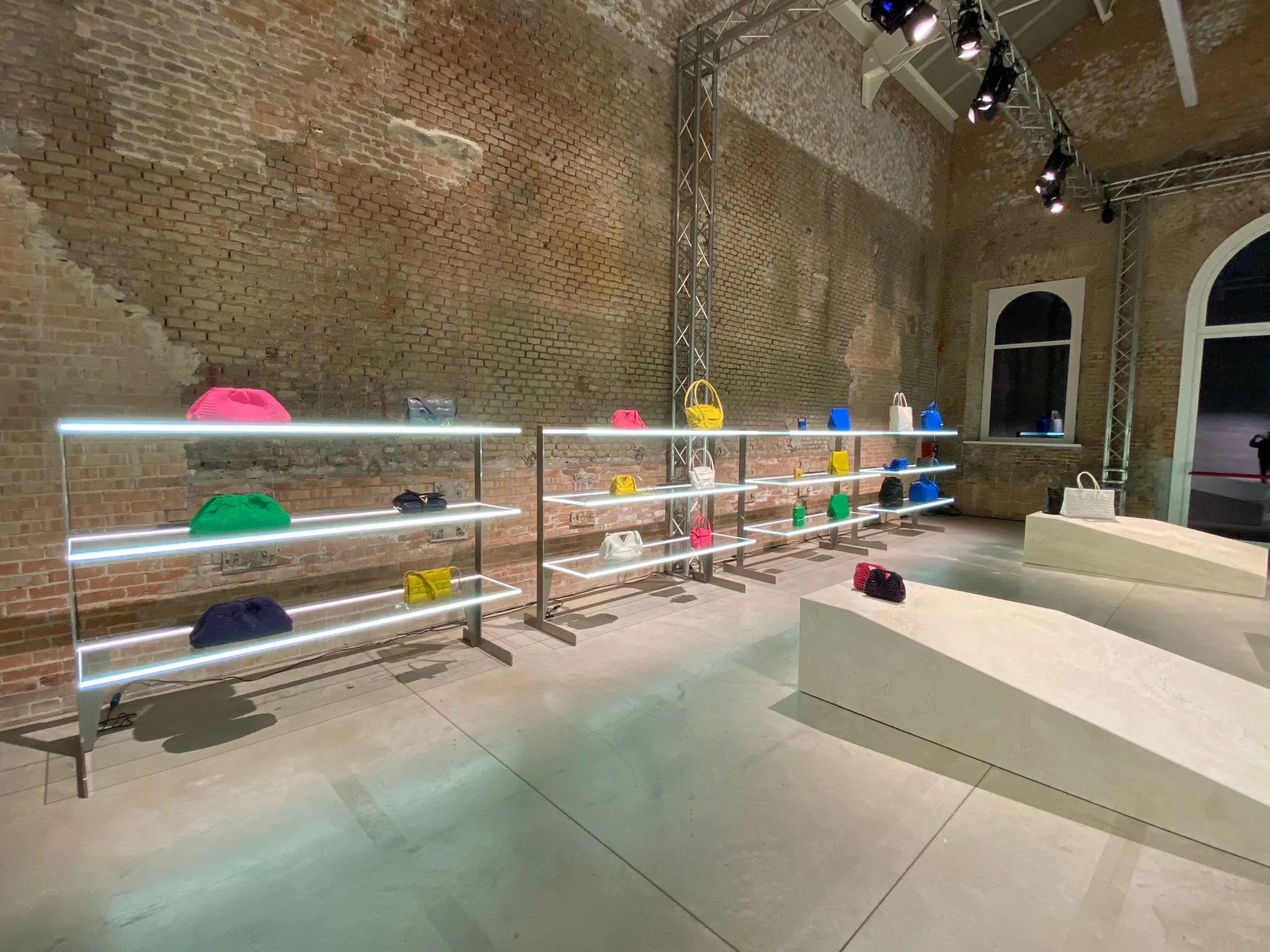 bv-showroom-02